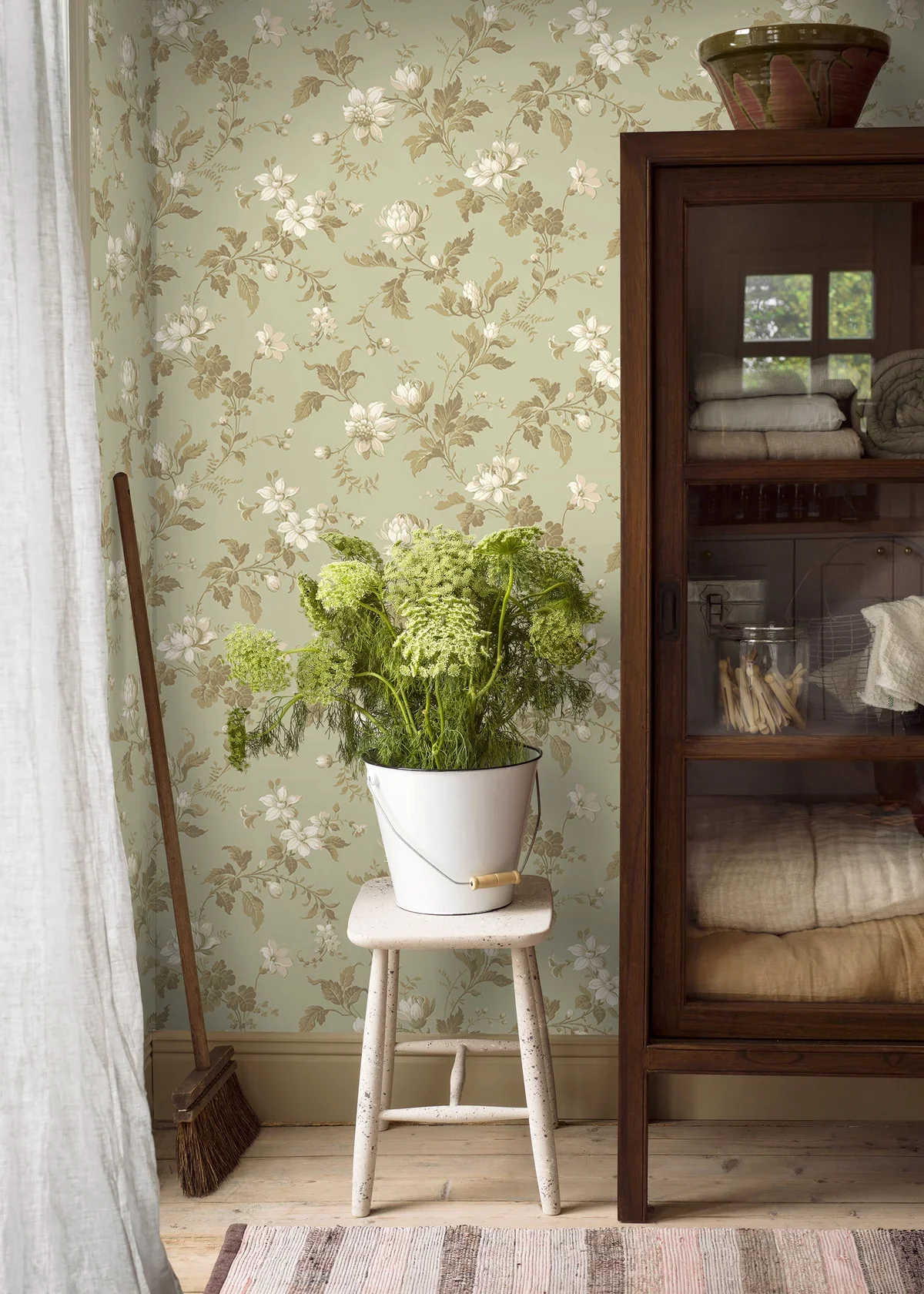 Tapeta flizelinowa papierowa z roślinnym wzorem BLOMSLINGA zielony z białym - Image 2