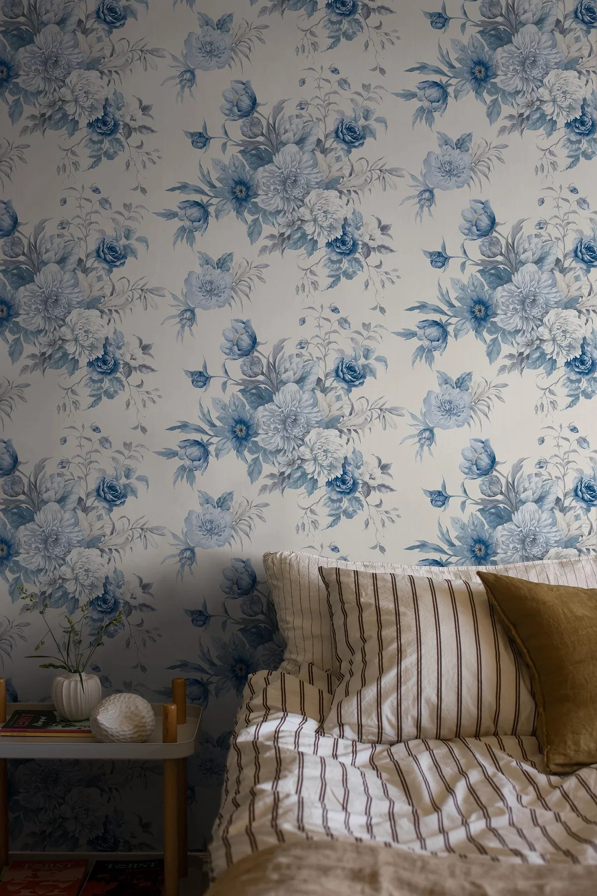 Tapeta flizelinowa papierowa z roślinnym wzorem FLORAL CHARM ciepły biały z niebieskim - Image 2