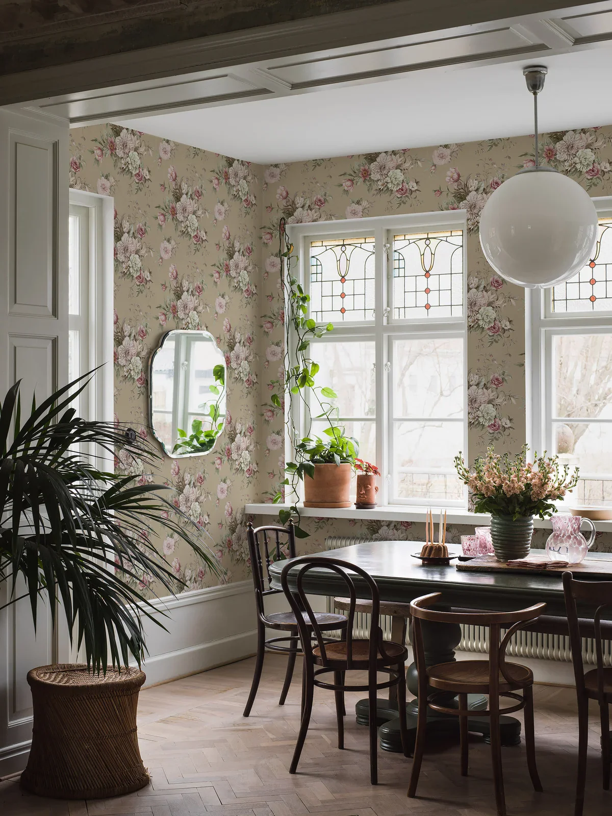 Tapeta flizelinowa papierowa z roślinnym wzorem FLORAL CHARM ciemny beż z różowym i białym - Image 6