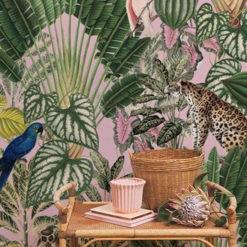 Tapeta flizelinowa z motywem roślinnym i zwierzęcym PINK JUNGLE jasnoróżowy z zielonym
