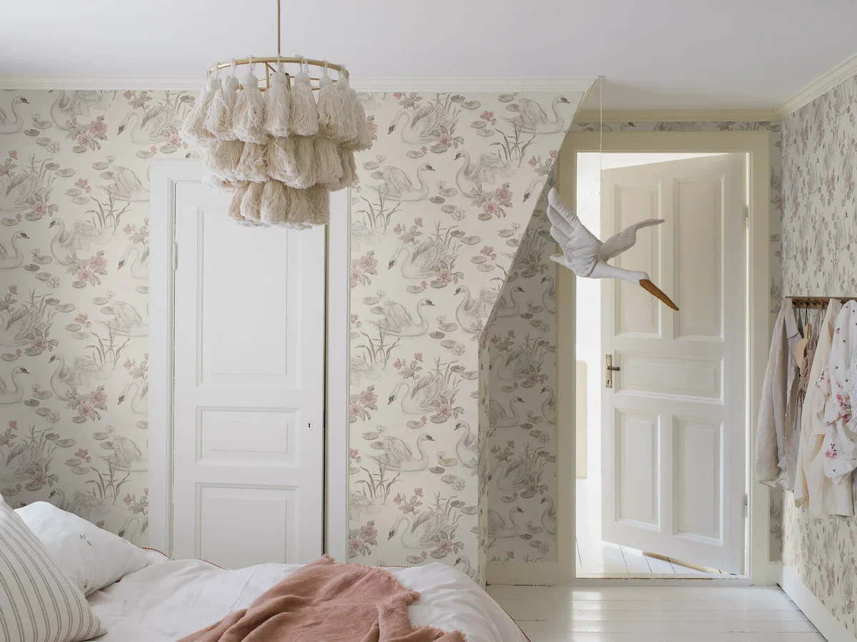 Tapeta dziecięca z motywem roślinnym i zwierzęcym LILY SWAN kremowy - Image 2
