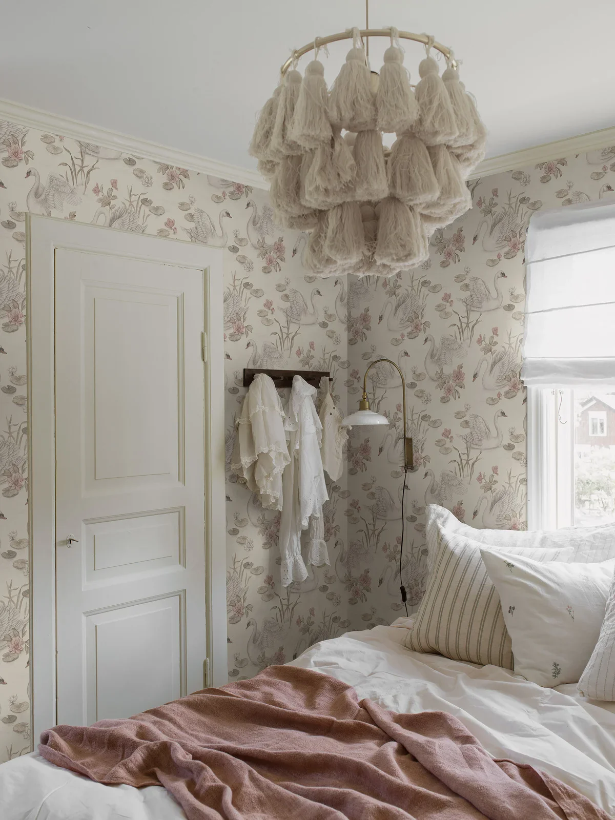 Tapeta dziecięca z motywem roślinnym i zwierzęcym LILY SWAN kremowy - Image 6