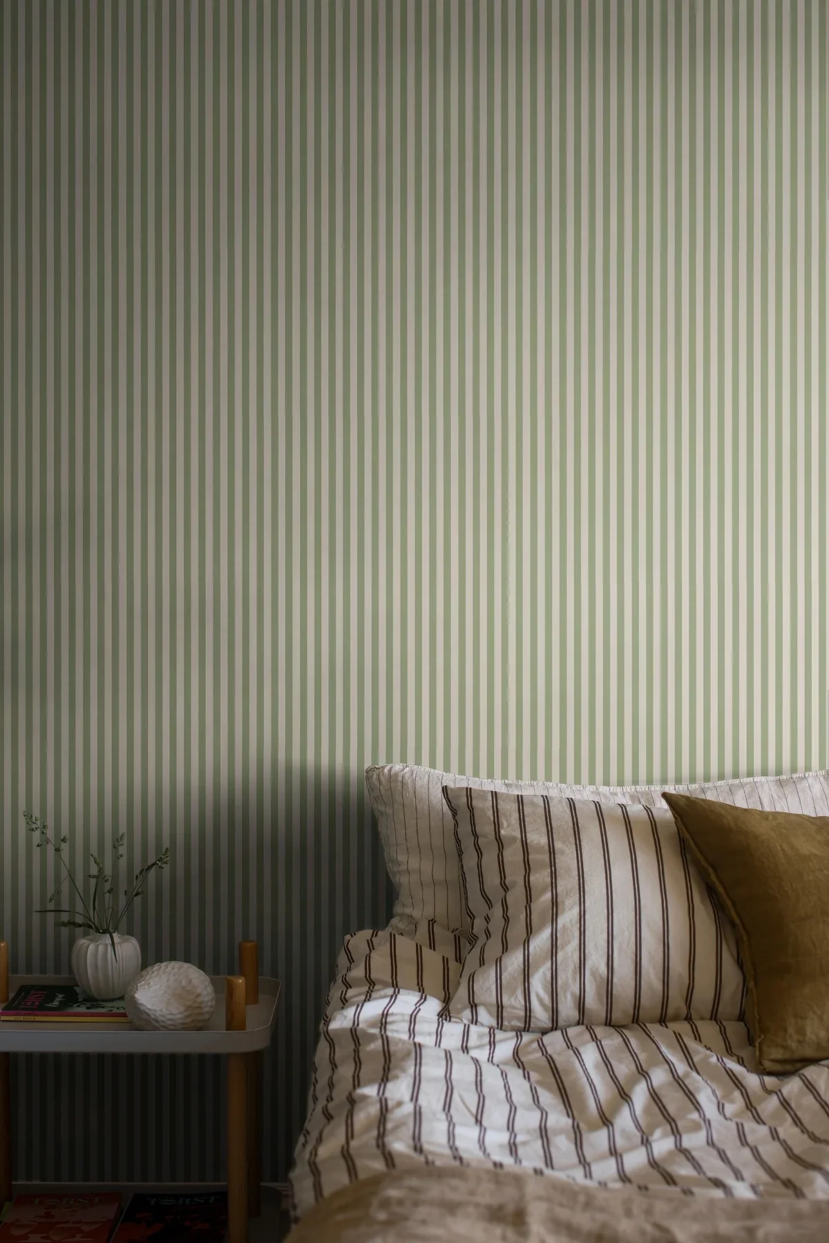 Tapeta ze wzorem w paski MÖLLE STRIPE zielony z beżowym - Image 3