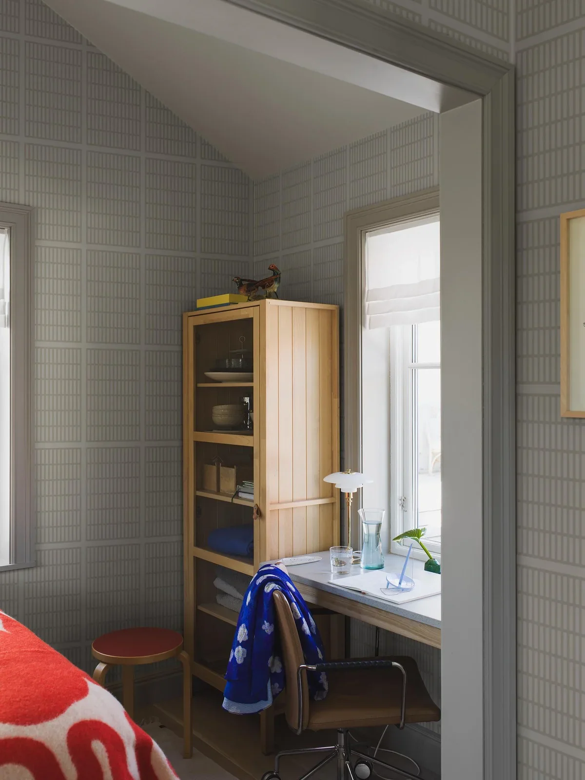 Tapeta z geometrycznym wzorem ALVAR AALTO 14/6 biały z szarym - Image 6