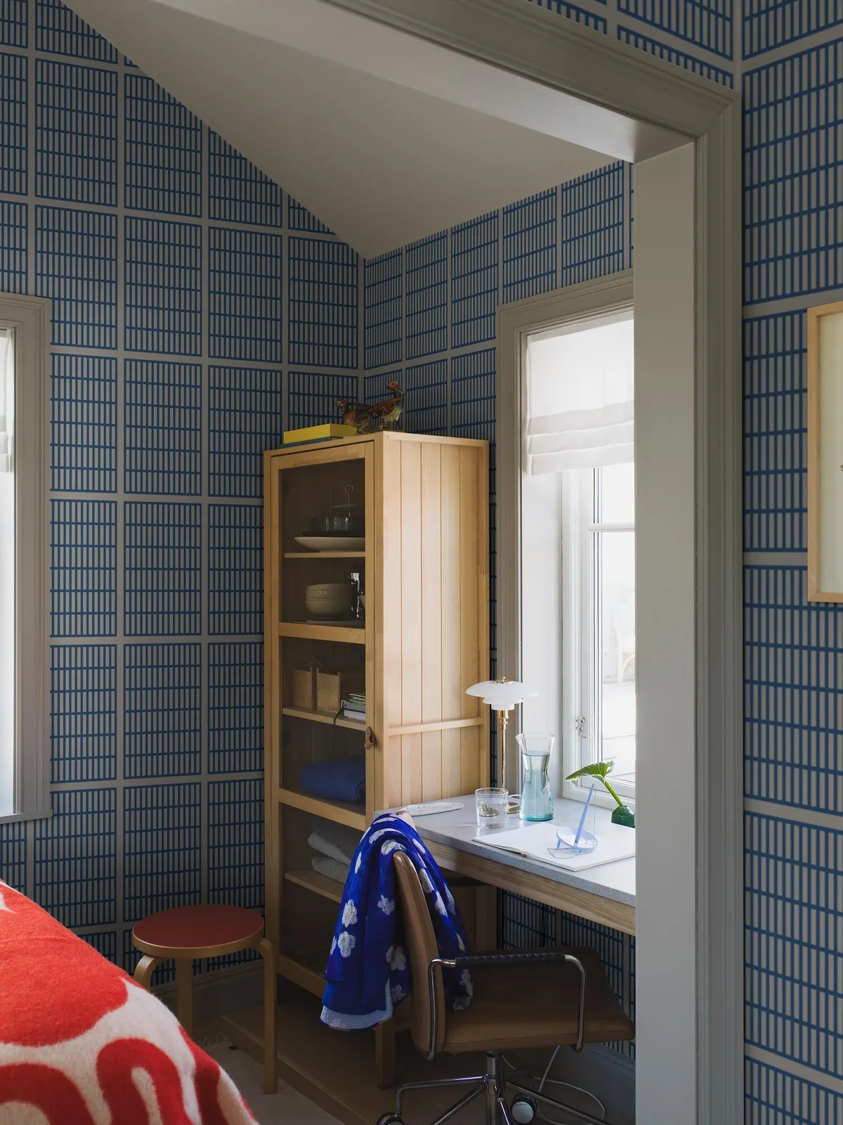 Tapeta z geometrycznym wzorem ALVAR AALTO 14/6 biały z niebieskim - Image 6