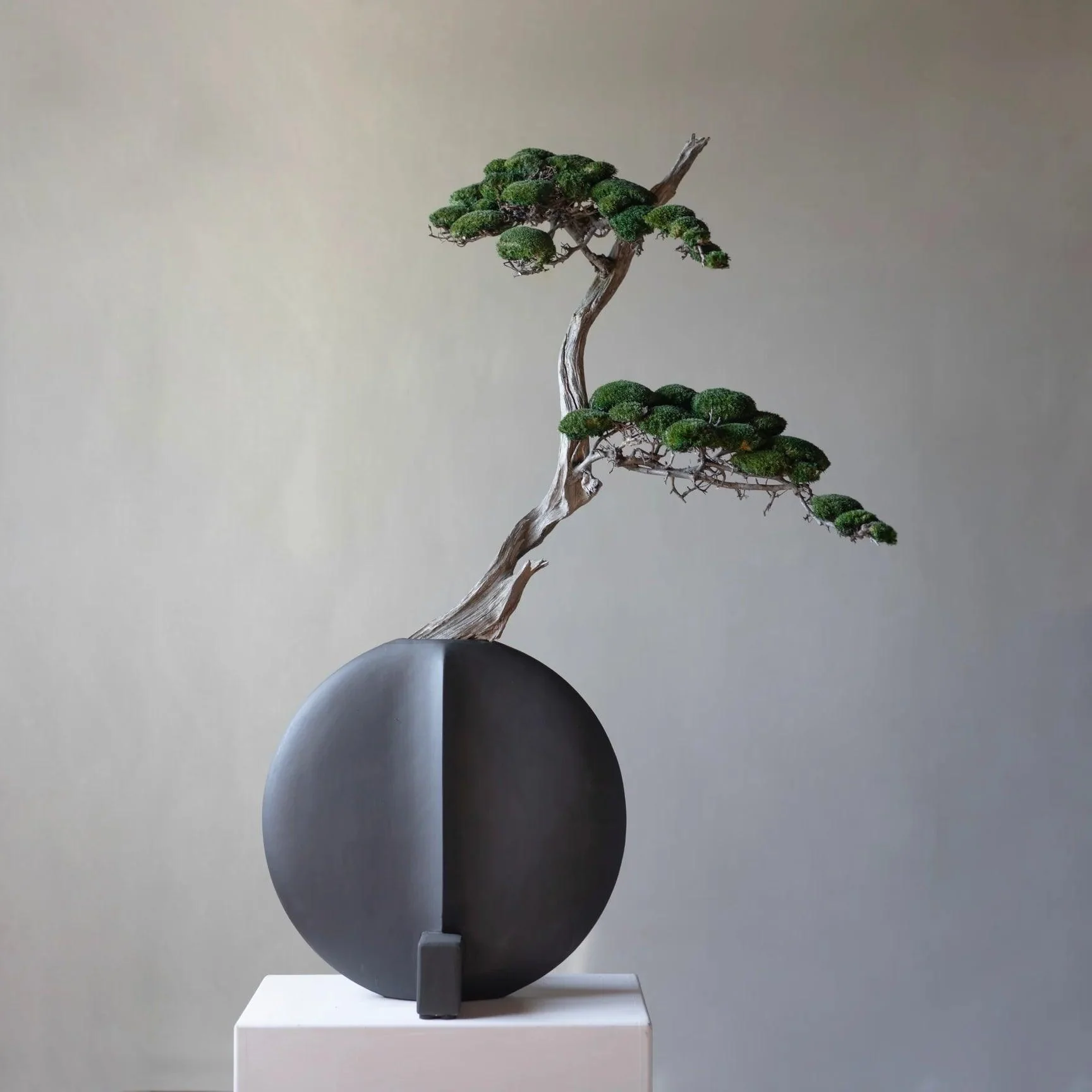 Wazon GUGGENHEIMA ciemnobrązowy - Image 3