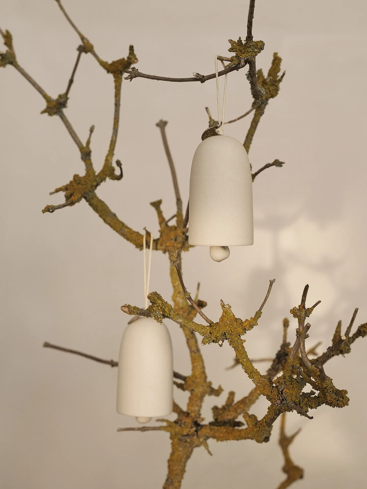 Zestaw dzwoneczków świątecznych BELL CERAMIC biały ze złotym - Image 2