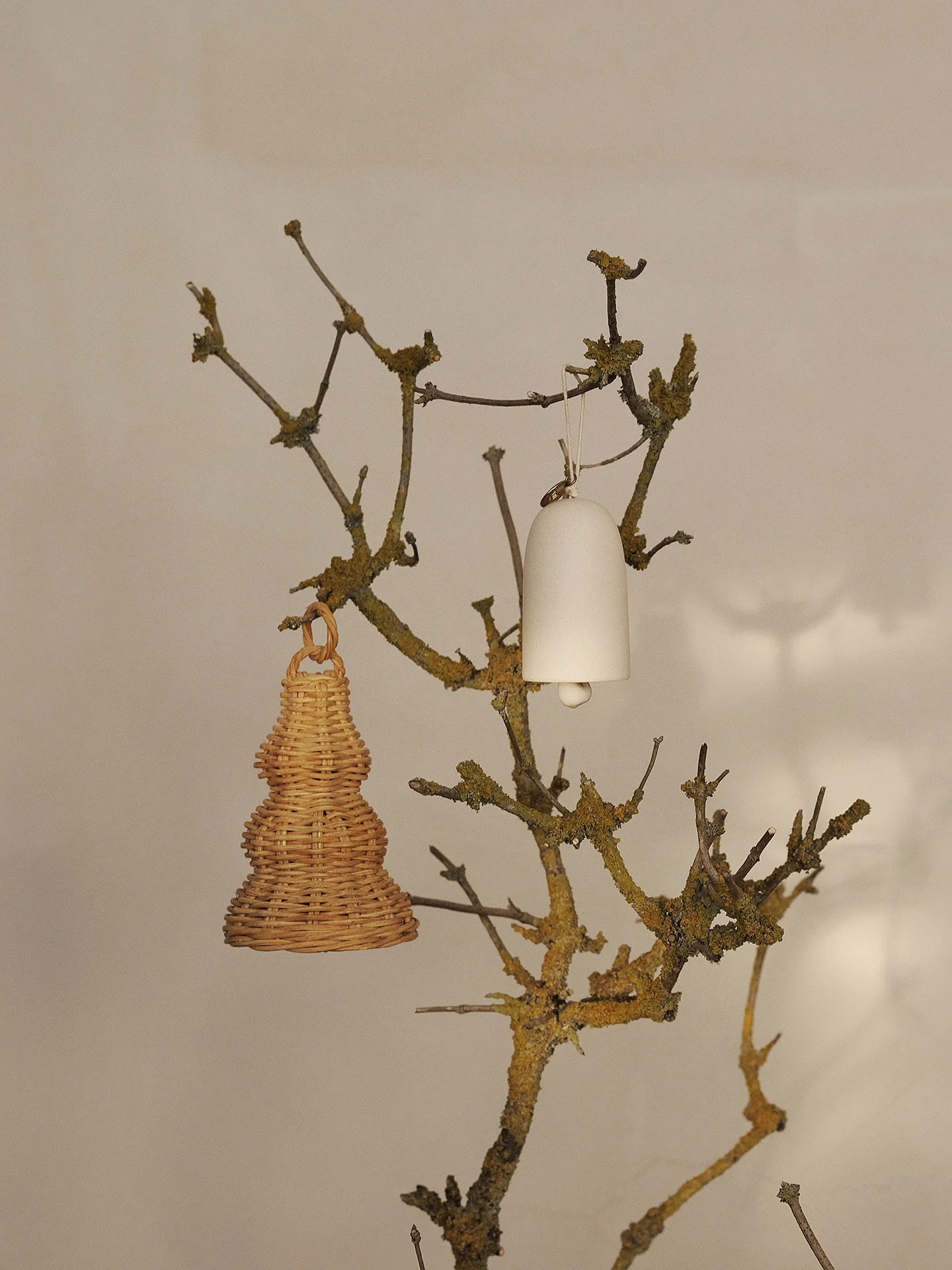 Zestaw dzwoneczków świątecznych BELL CERAMIC biały ze złotym - Image 3