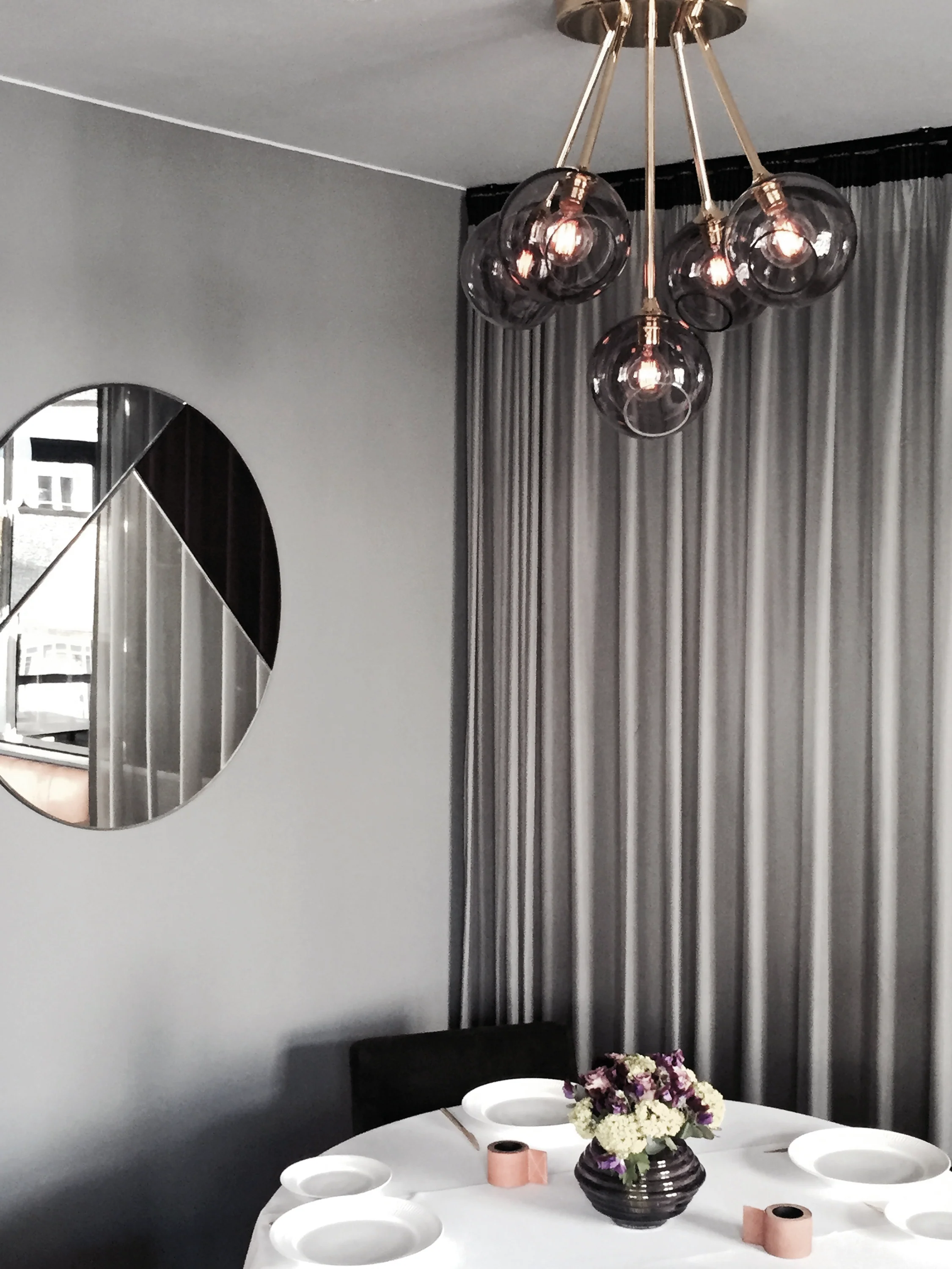 Lampa wisząca BALLROOM MOLECULE śliwkowy ze złotym wykończeniem - Image 2